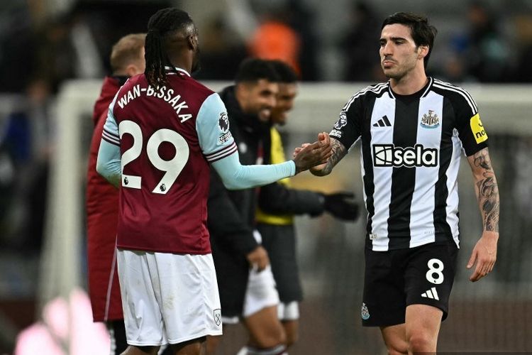 Sandro Tonali (kanan) berjabat tangan dengan Aaron Wan-Bissaka (L) usai pertandingan pekan ke-12 Liga Inggris antara Newcastle vs West Ham di St James' Park di Newcastle-upon-Tyne, pada Selasa (26/11/2024) dini hari WIB.