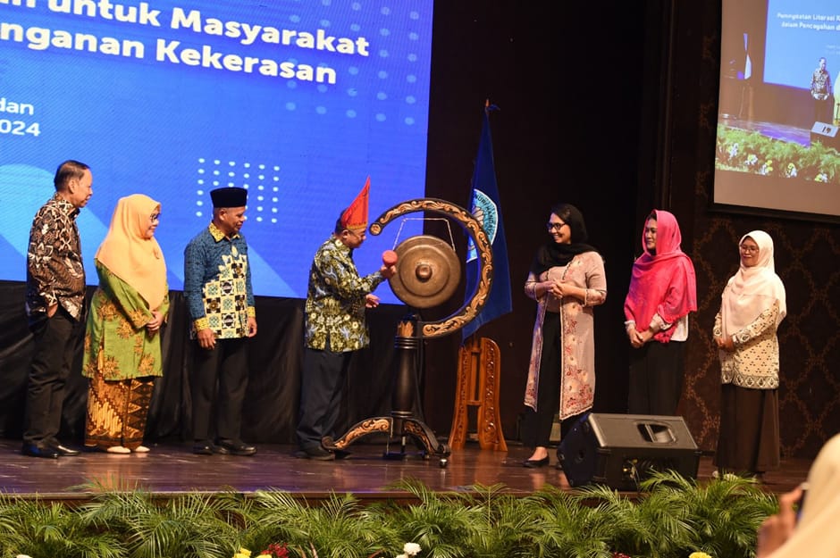 Mendikdasmen Abdul Mu’ti membuka acara Peningkatan Literasi Kesetaraan untuk Masyarakat di Medan, menekankan pentingnya literasi dalam mencegah kekerasan di lingkungan pendidikan. (Dok/Kemendikdasmen)