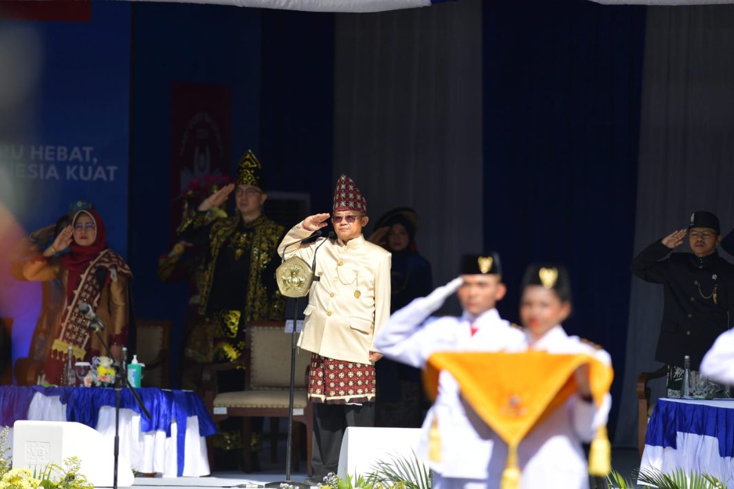 Menteri Pendidikan Dasar dan Menengah Abdul Mu’ti memimpin upacara peringatan Hari Guru Nasional (HGN) 2024 di Gedung Kemendikdasmen, Jakarta. (Dok/Kemendikdasmen)