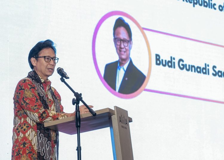 Menteri Kesehatan Budi Gunadi Sadikin memberikan keterangan pers mengenai peluncuran program fellowship untuk mengatasi kekurangan dokter onkologi di Indonesia. (Dok/Kemenkes)