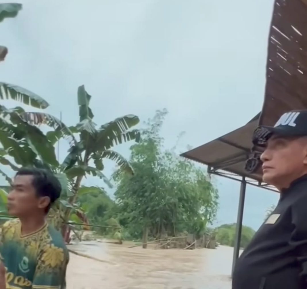 Calon Gubernur Sumut nomor urut 2 Edy Rahmayadi meninjau lokasi banjir di wilayah Deliserdang pada hari pencoblosan Pilgub Sumut, Rabu (27/11/2024). (Dok/IG Edy Rahmayadi)