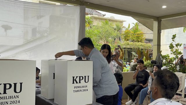 Calon Gubernur Sumut nomor urut 01 Bobby Nasution nyoblos di TPS 15, Komplek Tasbi, Kota Medan, Rabu (27/11/2024).