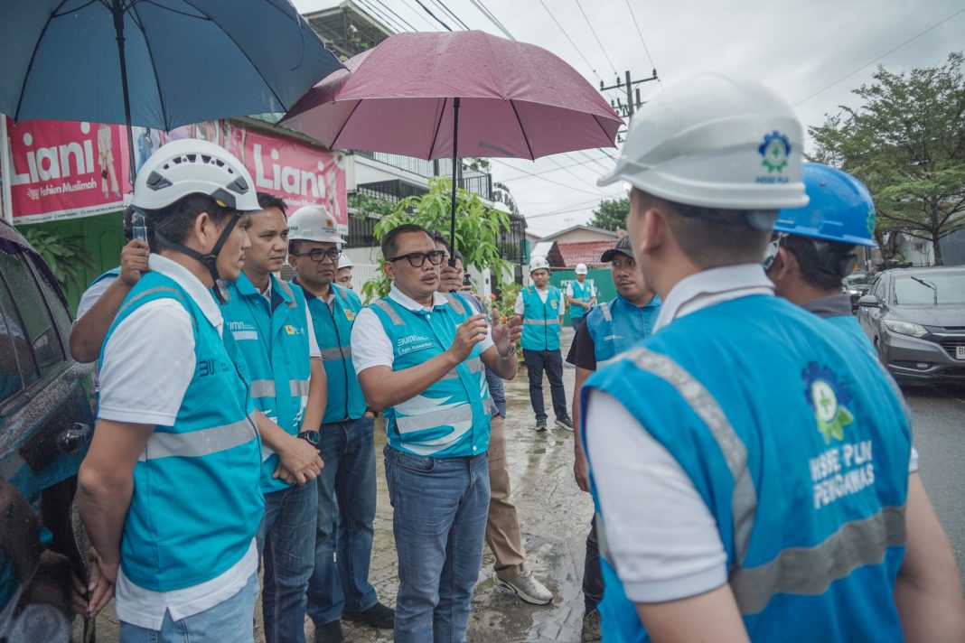 GM PLN Unit Induk Distribusi (UID) Sumatera Utara, Agus Kuswardoyo, Rabu (27/11/2024), turun langsung ke sejumlah Tempat Pemungutan Suara (TPS) untuk memantau dan memastikan pasokan listrik dalam kondisi aman. (Dok/PLN)