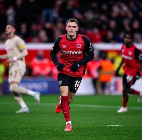 Penyerang Bayer Leverkusen Florian Wirtz melakukan selebrasi usai mencetak gol ke gawang RB Salzburg di laga Liga Champions, Rabu (27/11/2024).