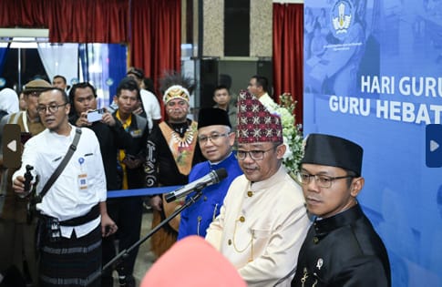 Menteri Pendidikan Dasar dan Menengah (Mendikdasmen), Abdul Mu’ti, saat memberikan wawancara mengenai peningkatan kesejahteraan dan kualitas guru di Indonesia, pada peringatan Hari Guru Nasional 2024 di Plaza Insan Berprestasi, Jakarta, Senin (25/11/2024). (Dok/Kemendikdasmen)