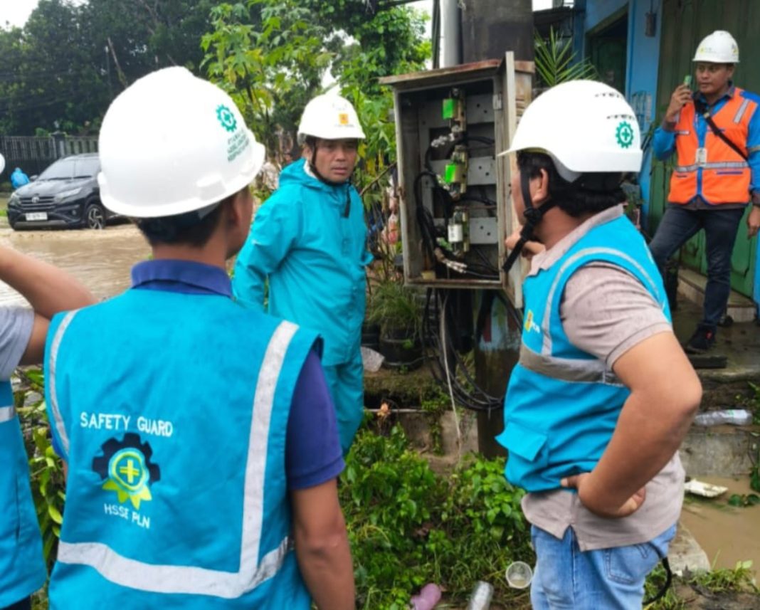 Petugas PLN melakukan penormalan listrik di daerah yang aman dan tidak lagi terdampak banjir. (Dok/PLN)