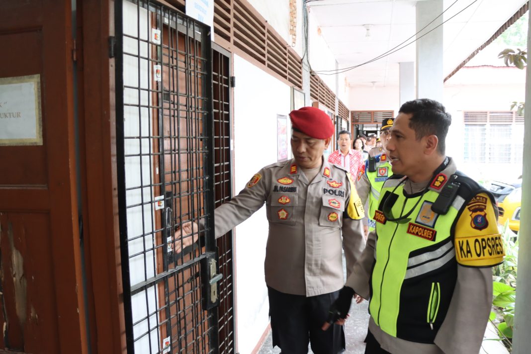 Kapolres Pematangsiantar AKBP Yogen Heroes Baruno saat melaksanakan monitoring dan pengecekan gudang logistik di kantor Kecamatan atau PPK di wilayah Kota Pematangsiantar, Kamis (28/11/2024). (Dok/Polres Pematangsiantar)