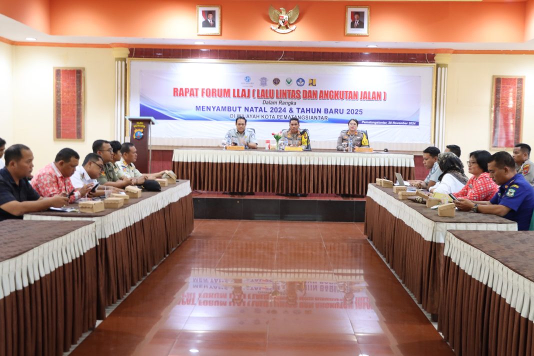 Kapolres Pematangsiantar AKBP Yogen Heroes Baruno memimpin pelaksanaan Rapat Forum Lalu Lintas dan Angkutan (FLLAJ) dalam rangka menjelang Nataru yang berlangsung di Aula Widya Satya Brata Polres Pematangsiantar, Kamis (28/11/2024). (Dok/Polres Pematangsiantar)