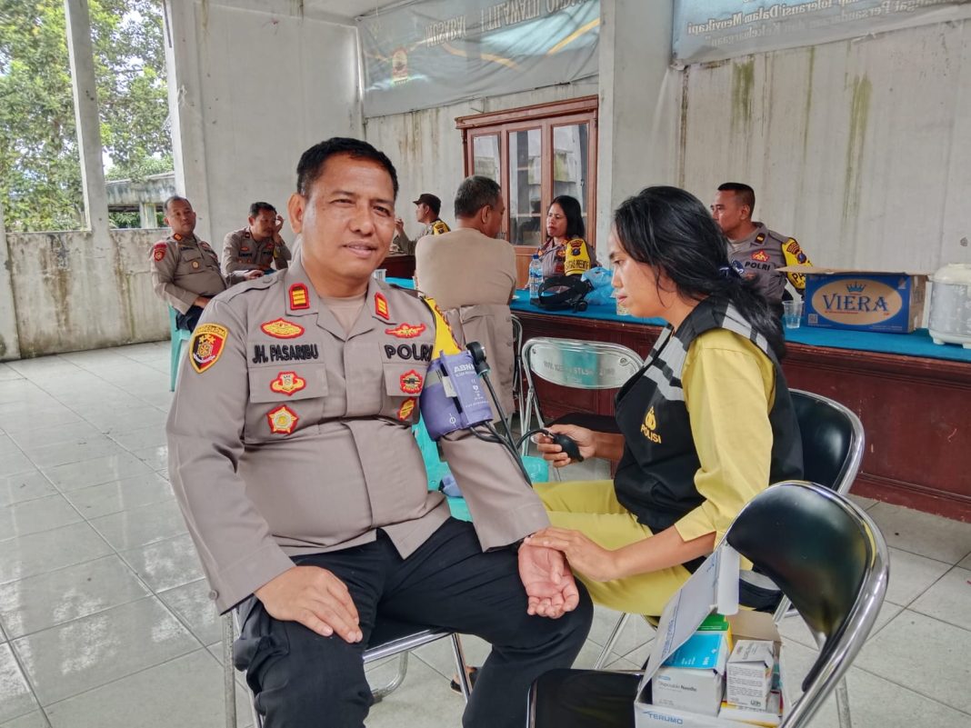 Personil kepolisian saat mendapatkan pemeriksaan kesehatan sewaktu pengamanan pasca Pilkada 2024 di kantor kecamatan di wilayah Kota Pematangsiantar, Kamis (28/11/2024). (Dok/Polres Pematangsiantar)