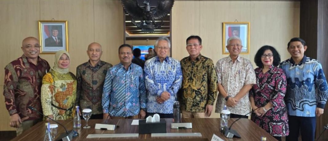 Rektor Unimed dan ketua Senat serta rombongan foto bersama saat kunjungan ke Mendiktisaintek Prof Dr Satryo Soemantri, di Jakarta, Kamis (28/11/2024). (Dok/Unimed)