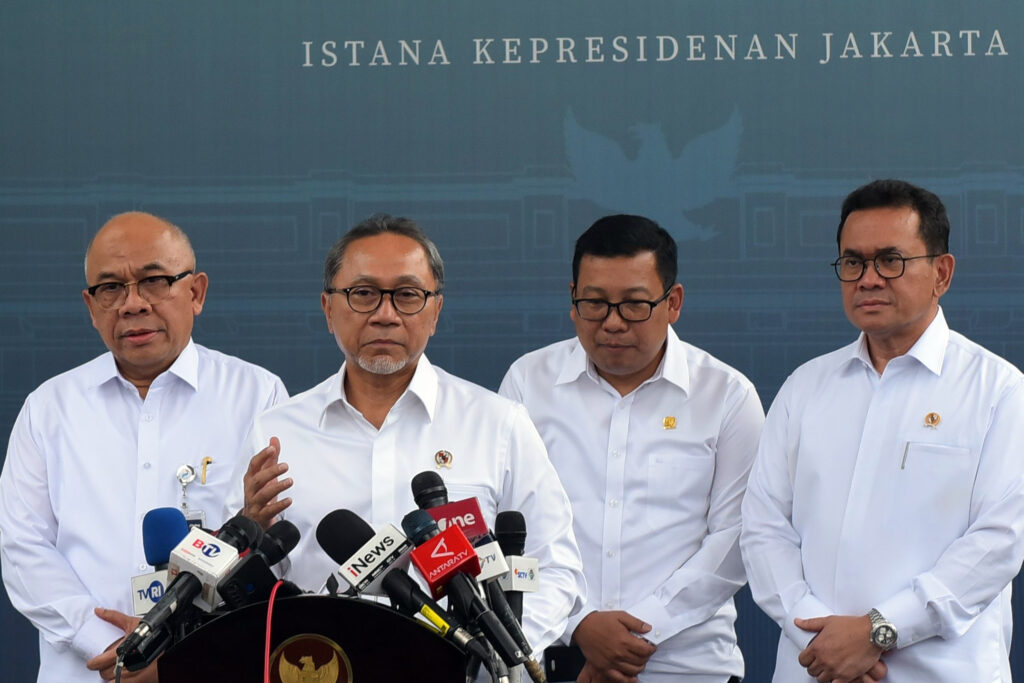 Menteri Koordinator Bidang Pangan Zulkifli Hasan memberikan keterangan pers, usai rapat terbatas (ratas) membahas berbagai isu strategis di sektor pangan, di Istana Merdeka, Jakarta, Selasa (26/11/2024). (Dok/Humas SetDukKab)