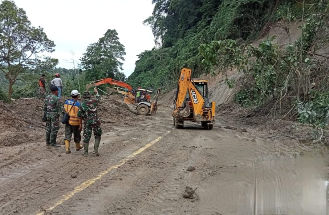 Tim tanggap darurat dari BPBD Delisedang, Polda Sumut, Polrestabes Medan, Polsek Pancurbatu dan pihak terkait melakukan upaya pembersihan material longsor menggunakan alat berat di Jalan Jamin Ginting, kawasan PDAM Tirtanadi, Desa Sembahe, Jumat (29/11/2024).