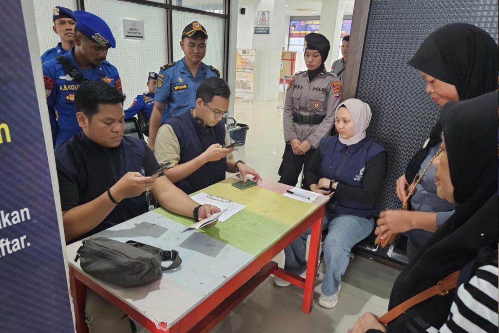 Petugas gabungan dari Polri, Ditjen Imigrasi, Bea Cukai, dan instansi terkait melakukan pemeriksaan dokumen di Pelabuhan Tunon Taka, Nunukan, Senin (25/11/2024), sebagai bagian dari Operasi Maharlika ke-4 untuk memperketat pengawasan perbatasan dan mencegah kejahatan lintas negara.