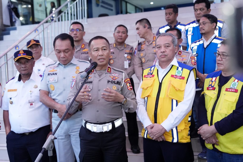 Kakorlantas Polri Irjen Pol Aan Suhanan meninjau kesiapan jalur tol dari Pos Cikopo, Purwakarta, Jawa Barat, menuju GT Kalikangkung, Jawa Tengah pada Kamis (28/11/2024).