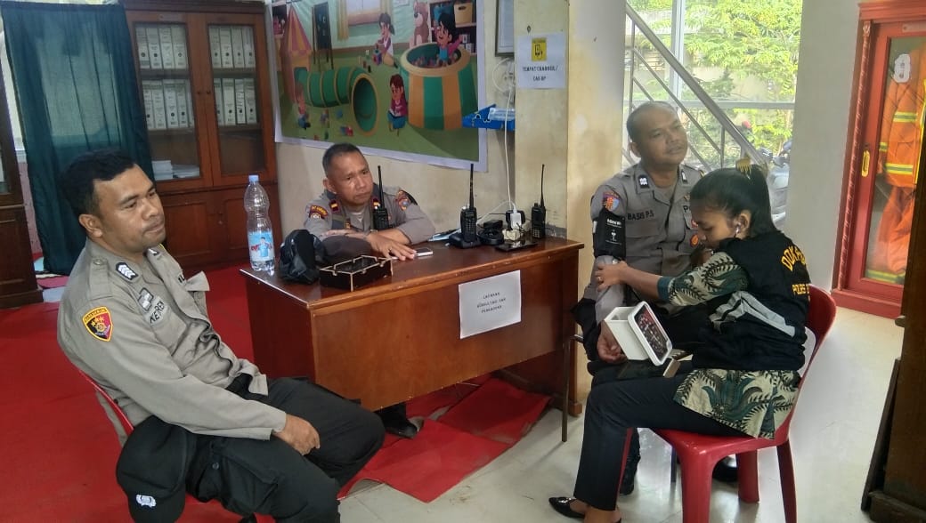 Petugas Dokkes Polres Sibolga memeriksa tekanan darah personel Pam saat melaksanakan cek kesehatan di PPK, Jumat (29/11/2024). (Dok/Humas Polres Sibolga)