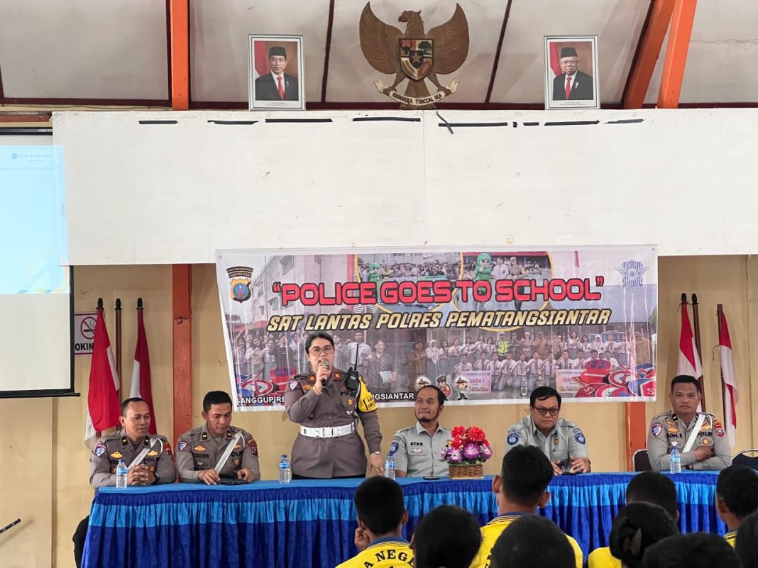 Kasat Lantas Polres Pematangsiantar AKP Gabriellah A Gultom bersama Kepala Jasa Raharja Pematangsiantar, Mangatas Aji melaksanakan sosialiasi tertib berlalu lintas di SMA Negeri 4, Jalan Pattimura, Kelurahan Pahlawan, Kecamatan Siantar Timur Kota Pematangsiantar, Jumat (29/11/2024). (Dok/Polres Pematangsiantar)