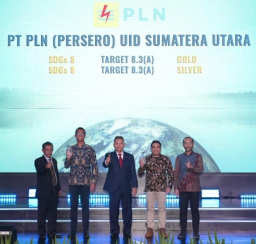 Penerimaan Penghargaan Gold dan Silver PLN UID Sumatera Utara yang diterima langsung oleh Manager Komunikasi dan TJSL Surya Sahputra Sitepu (dua dari kanan). (Dok/PLN)