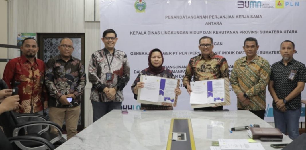 GM PLN UID Sumut, Agus Kuswardoyo (tiga dari kanan) foto bersama dengan Kadis LHK Sumut, Ir Yuliani Siregar (tengah). (Dok/PLN)