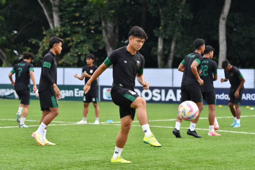 Gelandang PSMS Ikshan Chan bersama rekan lainnya sedang berlatih demi target menang melawan Persikabo 1973 di Stadion Kera Sakti, Tangerang Selatan, pada Minggu (1/12/2024). (Dok/PSMS)