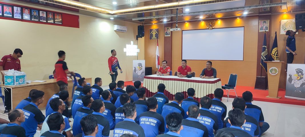 Kalapas Leonard Silalahi didampingi Ka KPLP Rudy B Purba dan Kasi Adm Kamtib Edoward N Bangun, saat memberikan arahan kepada 51 WBP yang mengikuti tes urin di aula Lapas Tebingtinggi, Sabtu (30/11/2024). (Dok/Lapas Tebingtinggi)