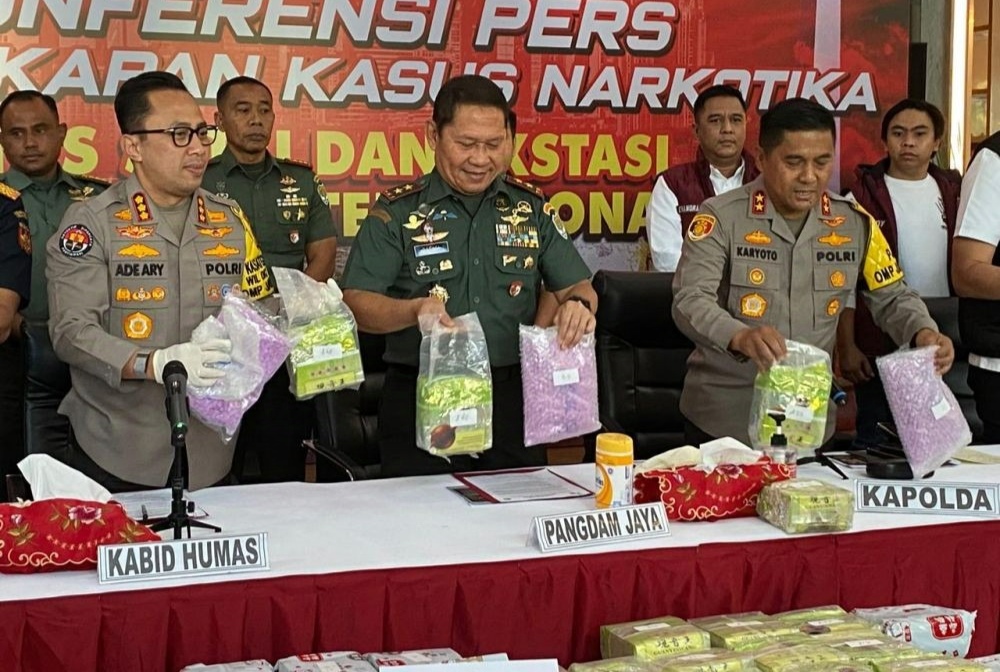 Kapolda Metro Jaya, Irjen Karyoto, memperlihatkan barang bukti narkoba berupa 207,321 kg sabu dan 90 ribu pil ekstasi yang disita dalam pengungkapan peredaran narkoba internasional senilai Rp418 M, Rabu (6/11/2024). (Dok/Humas Polri)