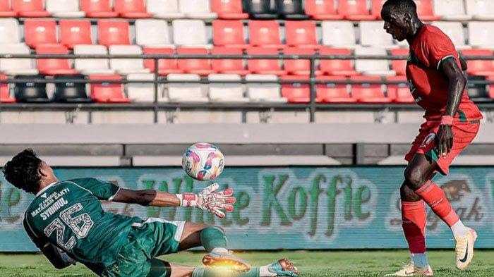 Striker Persebaya Surabaya, Flavio Silva melepaskan tendangan ke gawang PSIS Semarang dan berbuah gol di Stadion Kapten I Wayan Dipta, Gianyar, Bali, Sabtu (2/11/2024).