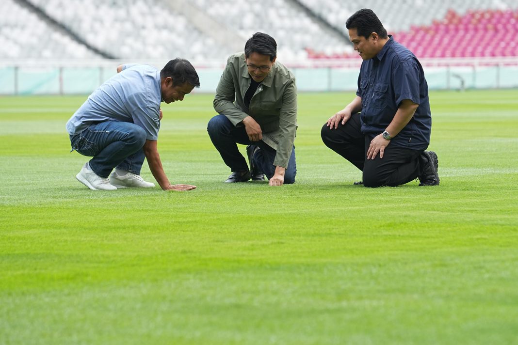 Ketua Umum PSSI, Erick Thohir, meninjau kondisi rumput Stadion Utama Gelora Bung Karno (SUGBK), Jumat (8/11/2024). (Dok/PSSI)