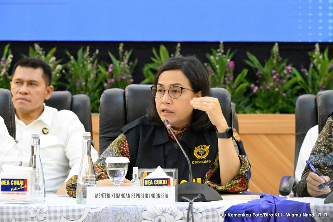 Menteri Keuangan Sri Mulyani memberikan keterangan pers mengenai penindakan perdagangan ilegal oleh Bea Cukai, di Jakarta, Kamis (14/11/2024). (Dok/Kemenkeu)