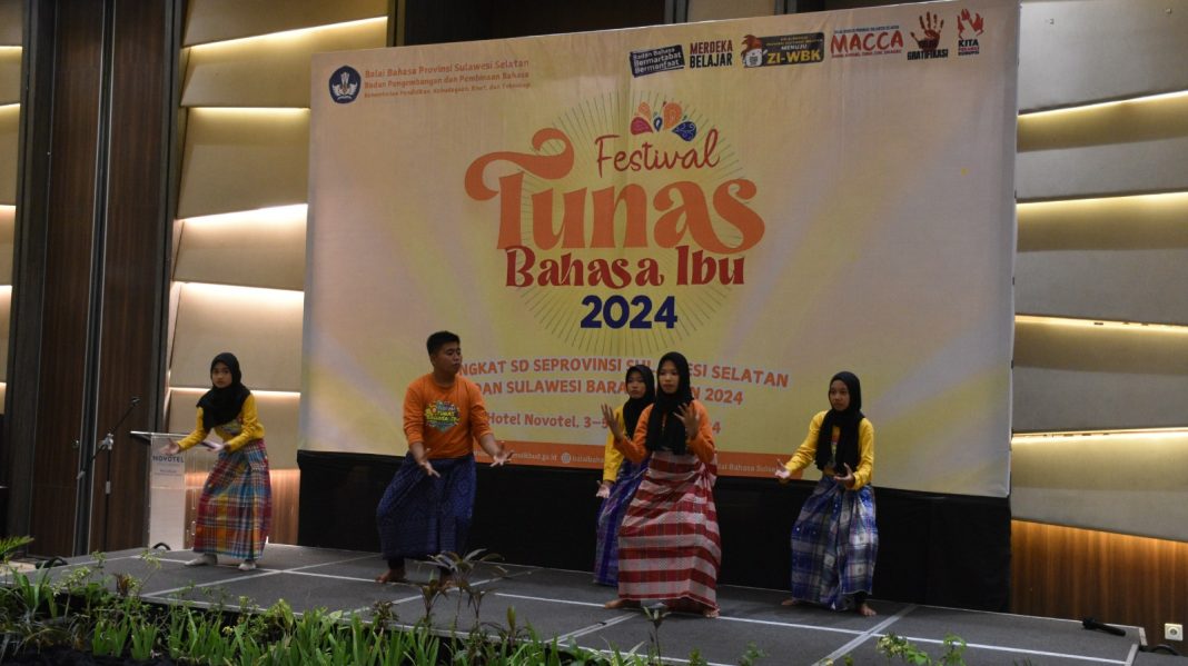 Peserta Festival Tunas Bahasa Ibu (FTBI) tingkat SD se-Sulawesi Selatan dan Sulawesi Barat berpartisipasi dalam lomba di Hotel Novotel Makassar, 3-5 November 2024. (Dok/Kemendikdasmen)