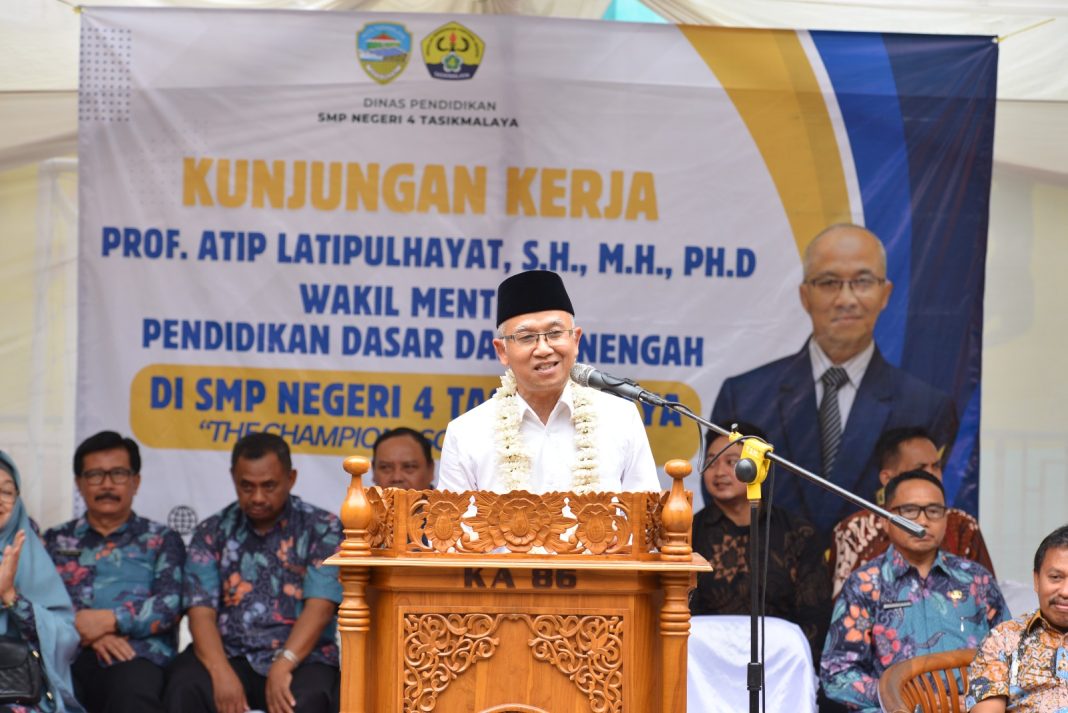 Wakil Menteri Pendidikan Dasar dan Menengah, Atip Latipulhayat, mendengarkan aspirasi para guru saat mengunjungi SMPN 4 dan SMAN 2 Tasikmalaya, Jumat (1/11/2024). (Dok/Kemendikdasmen)