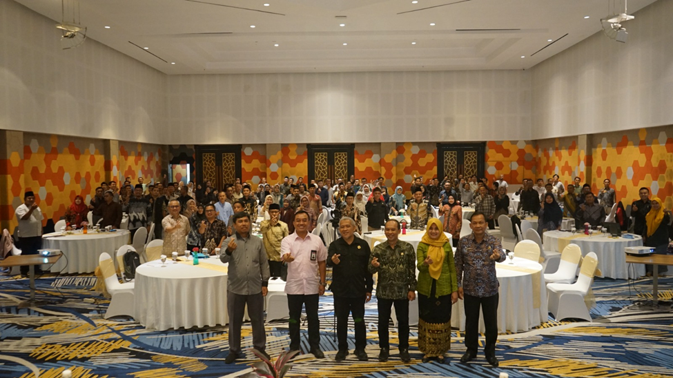 Suasana kegiatan pendampingan penelusuran lulusan SMK di Hotel Aston Inn, Tasikmalaya, Jawa Barat, Senin (4/11/2024). (Dok/Kemendikdasmen)