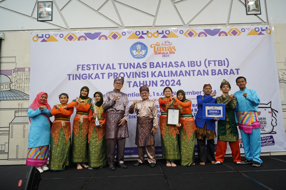 Peserta Festival Tunas Bahasa Ibu (FTBI) Provinsi Kalimantan Barat 2024 menunjukkan kecintaan terhadap bahasa daerah melalui lomba pantun, pidato, mendongeng, dan kegiatan budaya lainnya di Hotel Ibis Pontianak. (Dok/Kemendikdasmen)