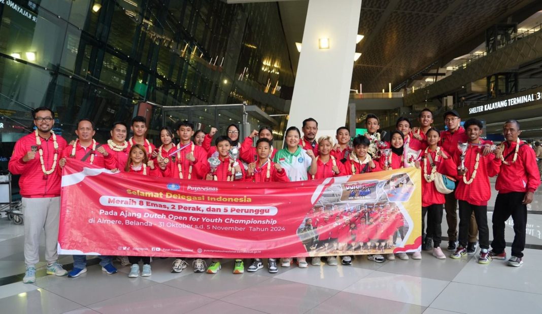 Tim Karate Indonesia saat tiba di Bandara Soekarno Hatta, Tangerang, Rabu (6/11/2024), usai meraih 15 medali di Dutch Open for Youth Championship di Belanda. (Dok/Kemendikdasmen)