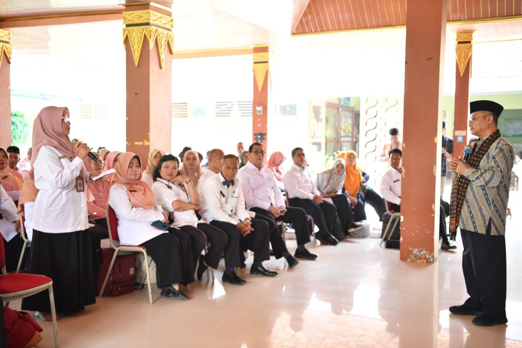 Mendikdasmen Abdul Mu'ti berdialog dengan sejumlah tenaga pengajar dalam acara Sambung Rasa Guru di Yogyakarta, Rabu (13/11/2024). (Dok/Kemendikdasmen)