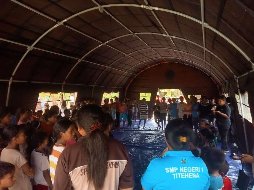 Siswa mengikuti pembelajaran darurat di salah satu lokasi pengungsian pasca erupsi Gunung Lewotobi di Kabupaten Flores Timur, Nusa Tenggara Timur. (Dok/Kemendikdasmen)