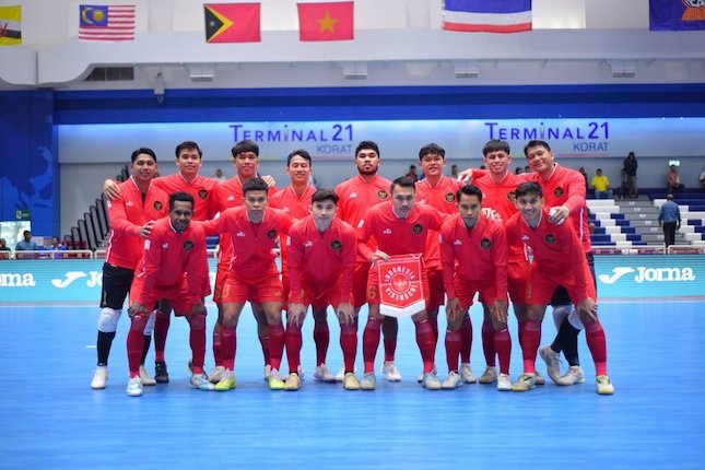 Timnas futsal Indonesia berpose saat melawan timnas futsal Kamboja pada laga pembuka Piala AFF 2024 Grup B di Terminal Hall, Nakhon Ratchasima, Senin (4/11/2024). (Dok/Federasi Futsal Indonesia)