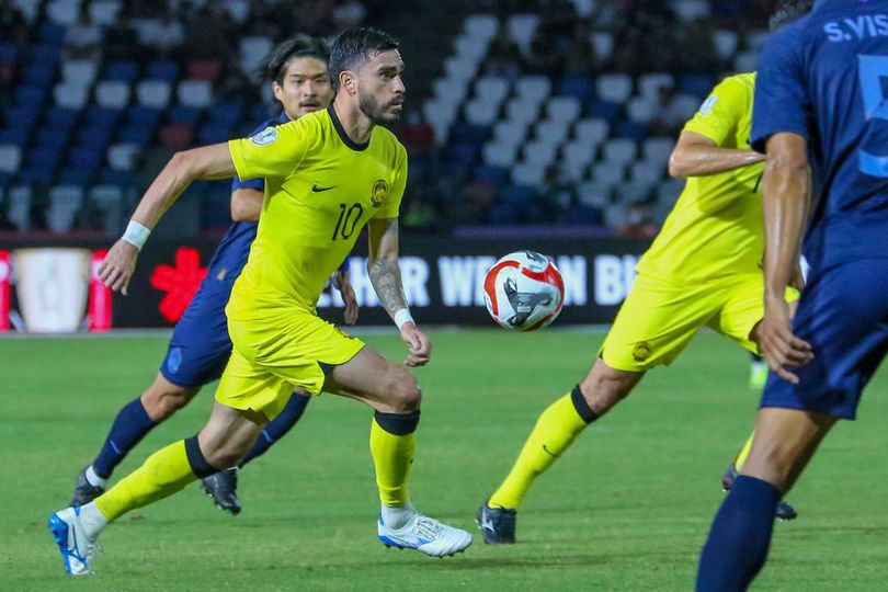 Duel antarpemain di laga Kamboja vs Malaysia, Piala AFF 2024, Minggu (8/12/2024).