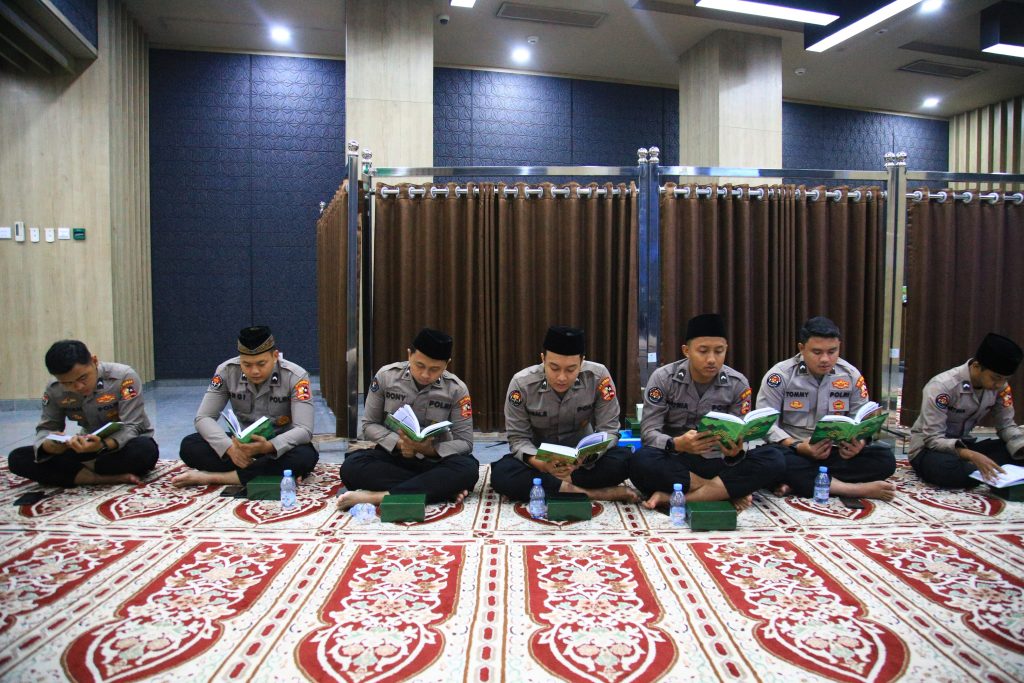 Personel Divhumas Polri mengikuti kegiatan Khataman Al-Quran di Masjid Divisi Humas Polri, Senin (30/12/2024). (Dok/Humas Polri)