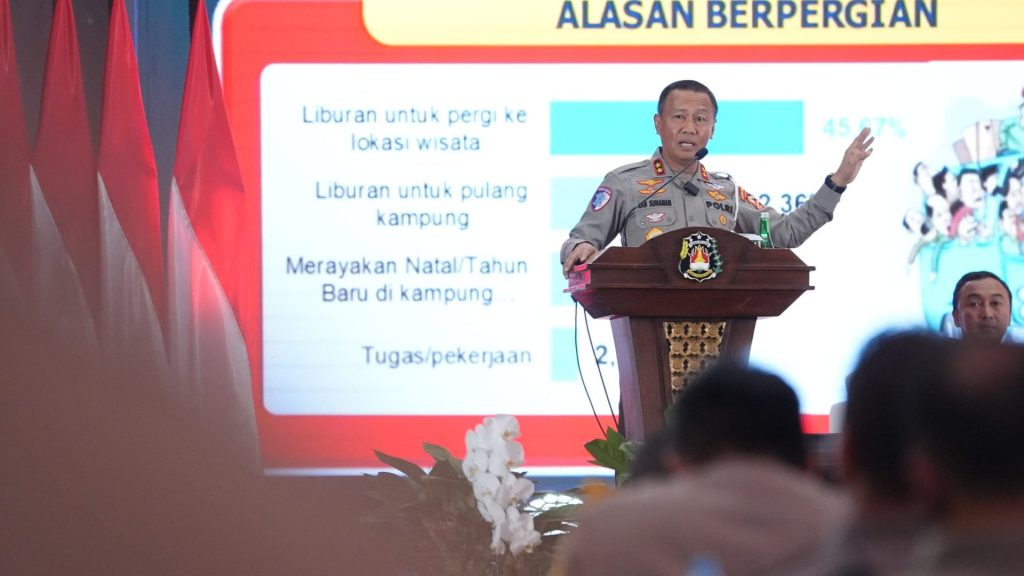 Irjen Pol Aan Suhanan, Kepala Korps Lalu Lintas Polri, saat memberikan paparan tentang pengelolaan lalu lintas dan pengamanan Nataru dalam Apel Kasatwil 2024 di Akademi Kepolisian, Semarang, Jawa Tengah. (Dok/Humas Polri)