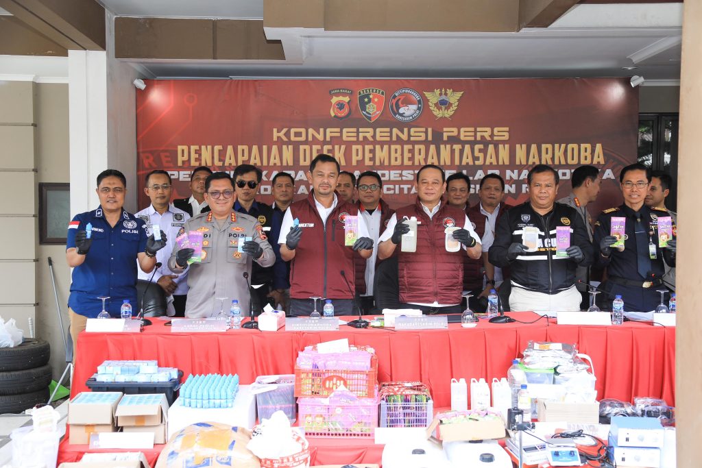 Bareskrim Polri memperlihatkan sejumlah barang bukti narkotika yang ditemukan dalam penggerebekan di perumahan elite Bojongsoang, Bandung, Kamis (12/12/2024). (Dok/Humas Polri)