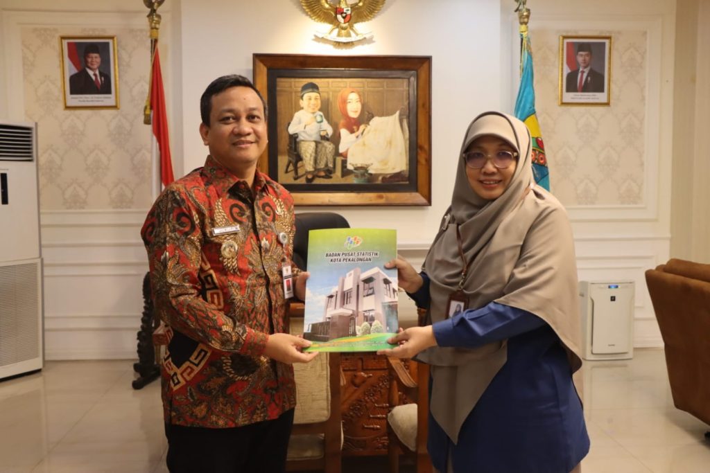 Kepala Badan Pusat Statistik Kota Pekalongan Hayu Wuranti saat ditemui di ruang kerja Wali Kota Pekalongan, Senin (30/12/2024). (Dok/Dinkominfo Kota Pekalongan)