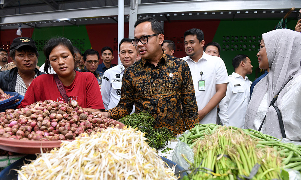 Pj Gubernur Sumut Agus Fatoni, Wakil Menteri Dalam Negeri Bima Arya Sugiarto, dan Wali Kota Medan Bobby Afif Nasution meninjau Pasar Akik di Medan untuk memantau stabilitas harga pangan, pada Rabu (11/12/2024). (Dok/Diskominfo Sumut)