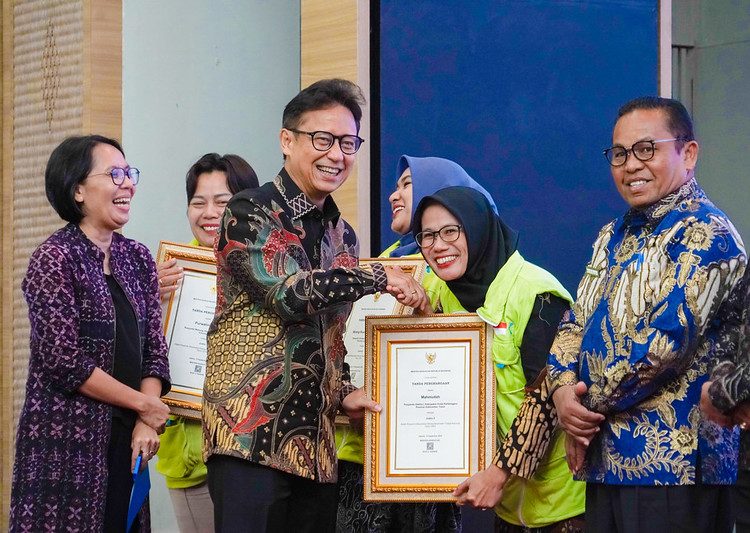 Menkes Budi Gunadi Sadikin memberikan penghargaan kepada kader posyandu berprestasi dalam acara sarasehan yang digelar di Aula Siwabessy, Gedung Sujudi, Kementerian Kesehatan, Jakarta, pada Rabu (11/12/2024). (Dok/Kemenkes)