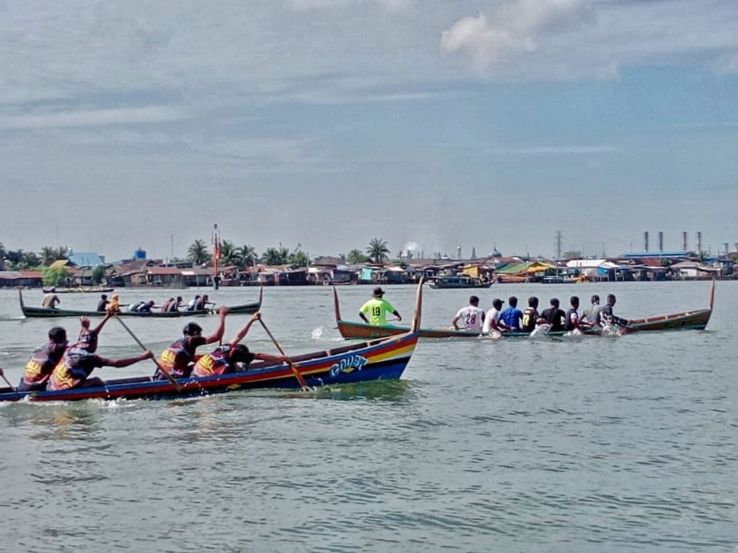 Perlombaan Dayung Sampan Pesisir yang diselenggarakan Puspa Erass Sumut Club di Kampung Nelayan, Kecamatan Medan Belawan, Sabtu (14/12/2024). (Dok/Diskominfo Kota Medan)