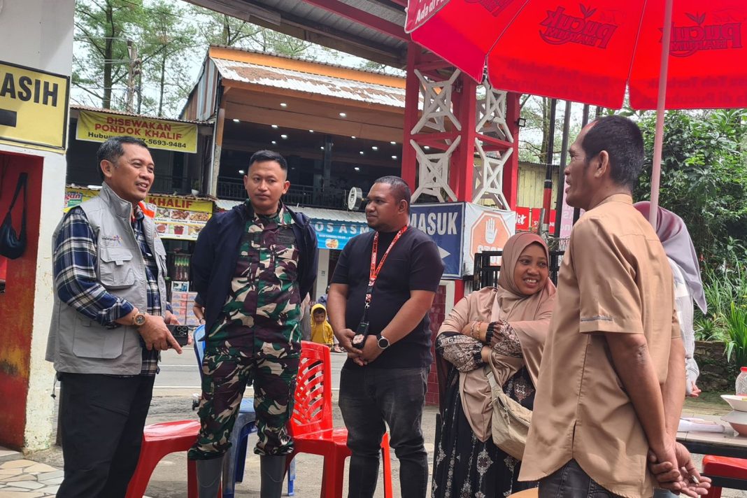 Direktur Politektik Pariwisata (Poltekpar) Makassar, Herry Rachmat Widjaja (kiri), meninjau secara langsung sejumlah destinasi wisata di Kabupaten Gowa, Sulawesi Selatan, Kamis (26/12/2024). (Dok/Kemenparekraf)