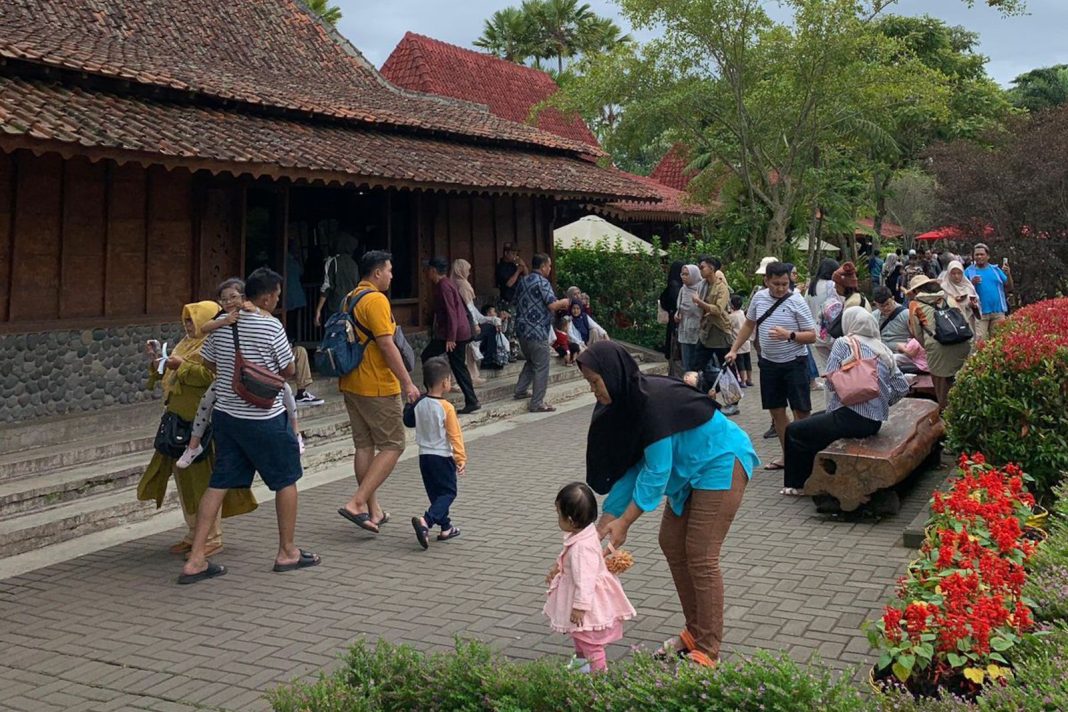 Kondisi destinasi wisata unggulan di kawasan Lembang, yaitu Floating Market pada saat libur Natal 2024 dan Tahun Baru 2025, Bandung. (Dok/Kemenparekraf)