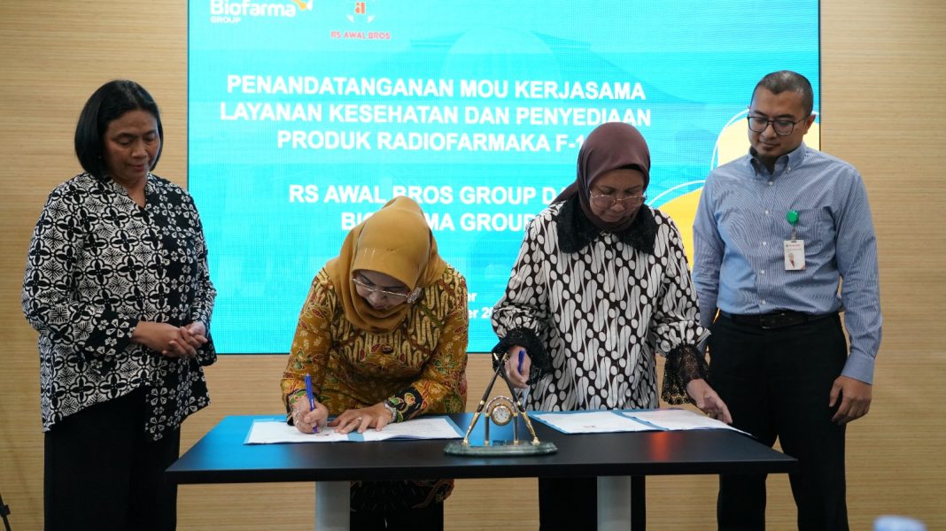 Direktur Medis & Hubungan Kelembagaan Bio Farma Group, Sri Harsi Teteki (empat dari kiri), Direktur Pemasaran Bio Farma Group, Kamelia Faisal, dan Direktur RS Awal Bros, dr Widya Putri pada sesi penandatanganan MoU di Kantor Perwakilan Bio Farma Group, Pakarti Centre, Jakarta. (Dok/Bio Farma)