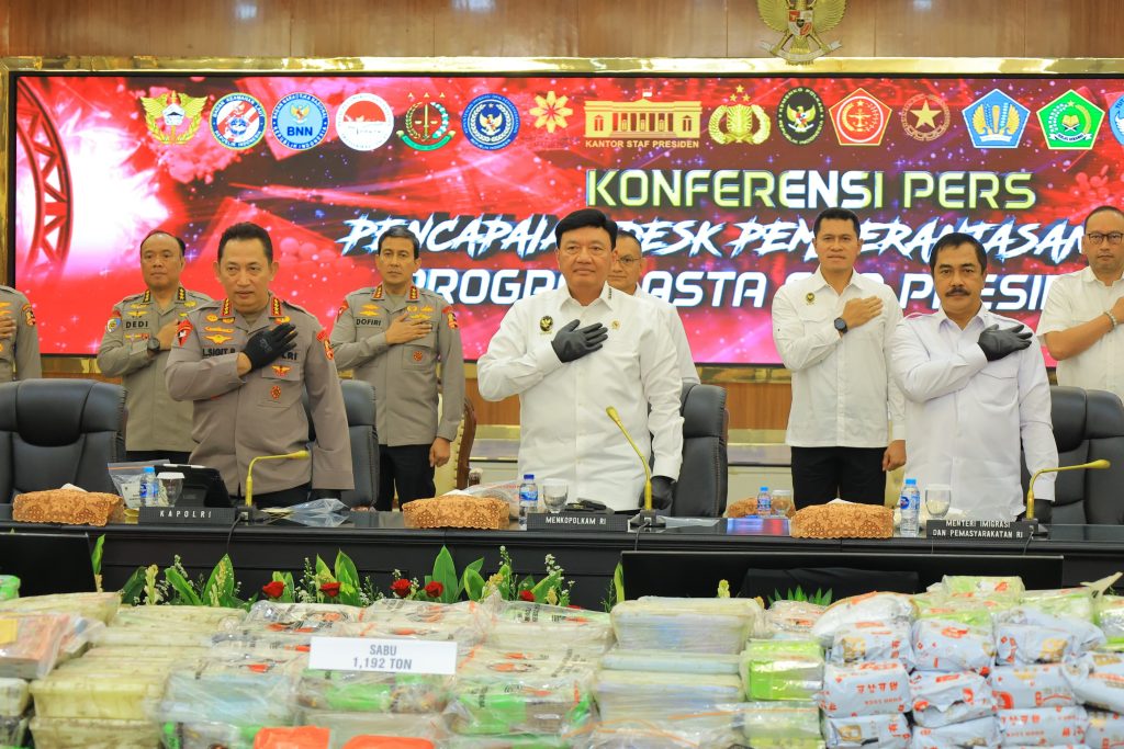 Kapolri Jenderal Listyo Sigit Prabowo memberikan keterangan dalam konferensi pers terkait transformasi kampung narkoba menjadi kampung bebas narkoba, di Mabes Polri, Jakarta, Kamis (5/12/2024). (Dok/Humas Polri)