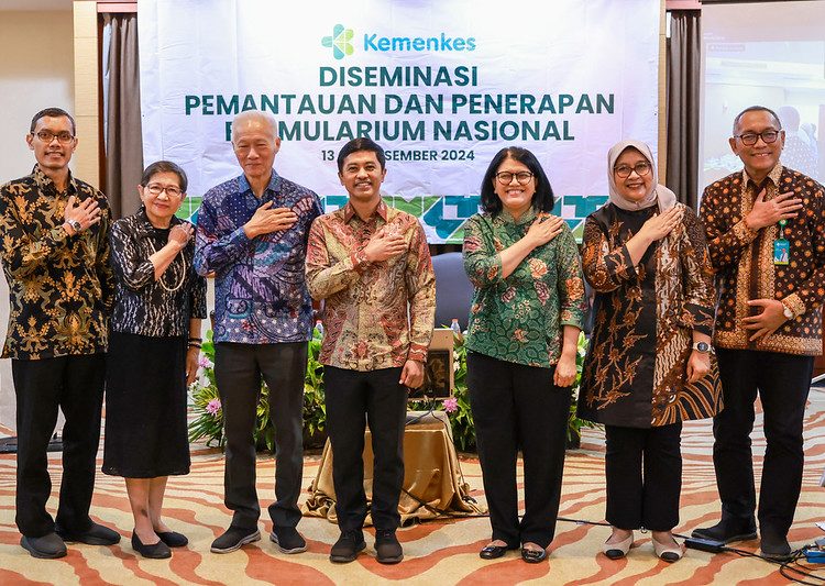 Wamenkes Prof Dante Saksono Harbuwono memimpin acara Diseminasi Pemantauan dan Penerapan Fornas, menekankan penerapan prinsip CERDAS dalam peninjauan obat-obatan, di Hotel Bidakara, Jakarta, Jumat (13/12/2024). (Dok/Kemenkes)