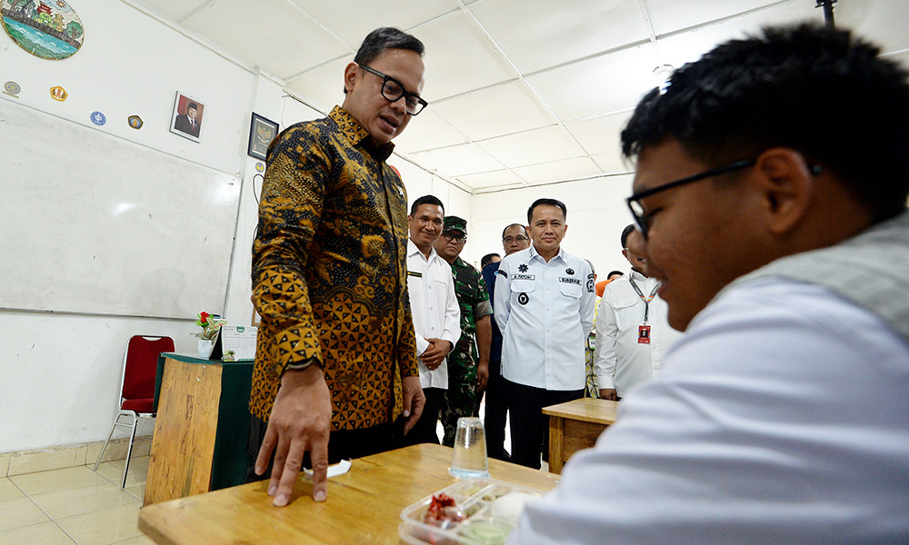 Pj Gubernur Sumut Agus Fatoni bersama Wakil Menteri Dalam Negeri Bima Arya Sugiarto meluncurkan Gerakan Serentak Makan Sehat Bergizi dan Deklarasi Sekolah Ramah Anak di SMA Dharma Pancasila, Medan, pada Rabu (11/12/2024). (Dok/Diskominfo Sumut)